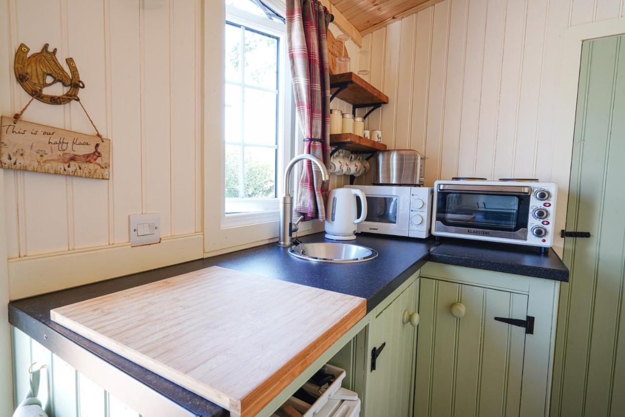 The Laburnum Retreat Shepherd Hut Private Hot Tub Upper Hulme Eksteriør bilde